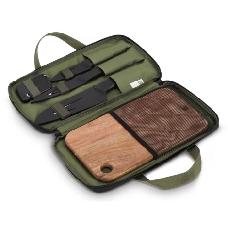 Pochette de transport verte ouverte avec couteaux rangés à l’intérieur et planche à découper maintenue par un filet, sans marqua