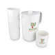 Ensemble avec carafe blanche et quatre tasses empilables blanches, personnalisation visible sur la carafe et sur une tasse. Ensemble avec carafe blanche et quatre tasses empilables blanches, personnalisation visible sur la carafe et sur une tasse.