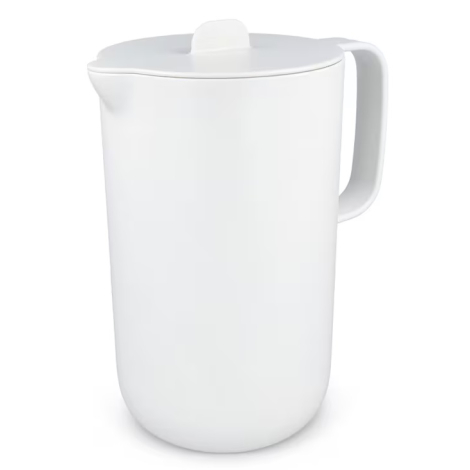 Vue de face d’une carafe blanche avec poignée et couvercle, présentée sans marquage visible.