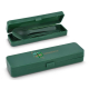 Boîte de rangement verte pour couverts présentée fermée avec personnalisation visible sur le dessus du couvercle ; une vue secon Boîte de rangement verte pour couverts présentée fermée avec personnalisation visible sur le dessus du couvercle ; une vue secon