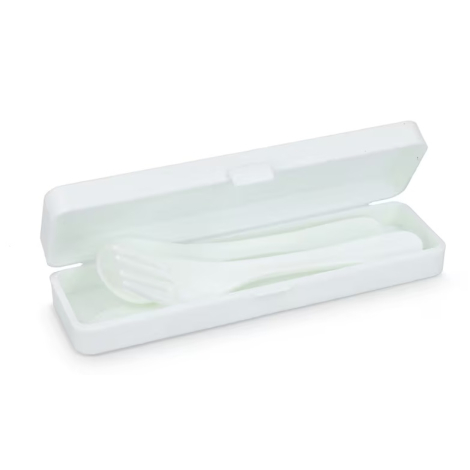 Boîte de rangement blanche translucide ouverte avec les couverts rangés à l’intérieur, aucune personnalisation apparente.