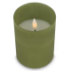 Bougie LED dans un verre vert sans marquage visible, présentée en vue rapprochée. Bougie LED dans un verre vert sans marquage visible, présentée en vue rapprochée.