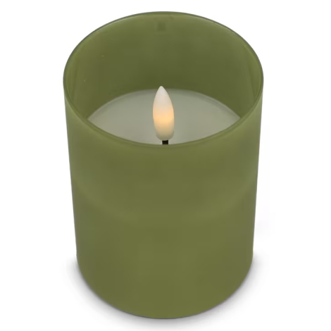 Bougie LED dans un verre vert sans marquage visible, présentée en vue rapprochée.