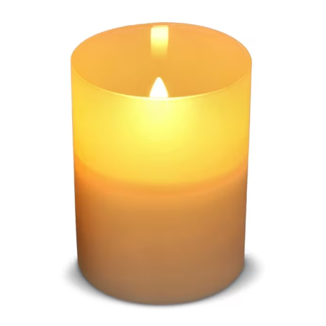 Vue rapprochée d’une bougie LED allumée dans un verre teinté, aucune personnalisation apparente.