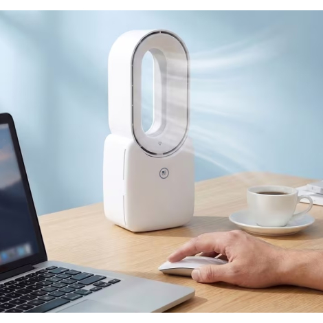 Ventilateur sans pales utilisé sur un bureau à côté d’un ordinateur portable et d’une tasse, sans marquage apparent.