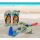 Tongs personnalisées plantées dans le sable à côté d’un masque, d’un tuba et de lunettes de plongée, avec personnalisation appar
