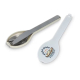 Set de couverts présenté ouvert avec les éléments empilés dans un étui en forme de cuillère ; personnalisation visible sur le de Set de couverts présenté ouvert avec les éléments empilés dans un étui en forme de cuillère ; personnalisation visible sur le de