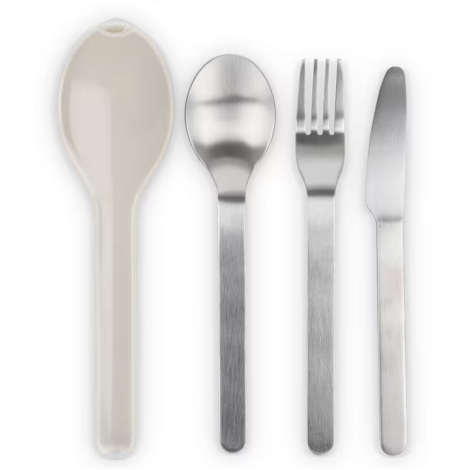 Trois couverts alignés à plat avec étui fermé présenté à côté, sans personnalisation visible.