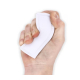 Conteneur anti-stress blanc compressé dans une main, présenté sans marquage visible. Conteneur anti-stress blanc compressé dans une main, présenté sans marquage visible.
