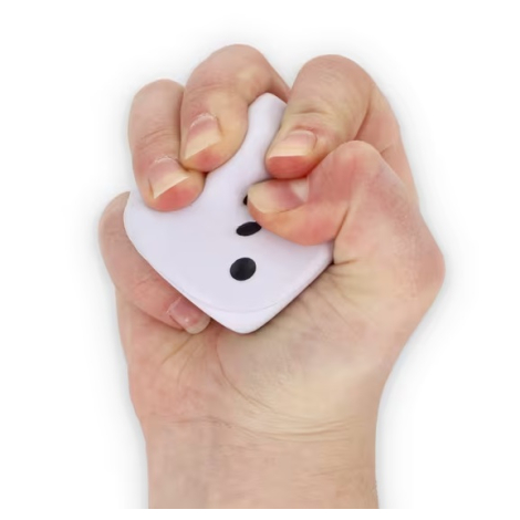 Dé anti-stress compressé dans une main, aucune personnalisation apparente.
