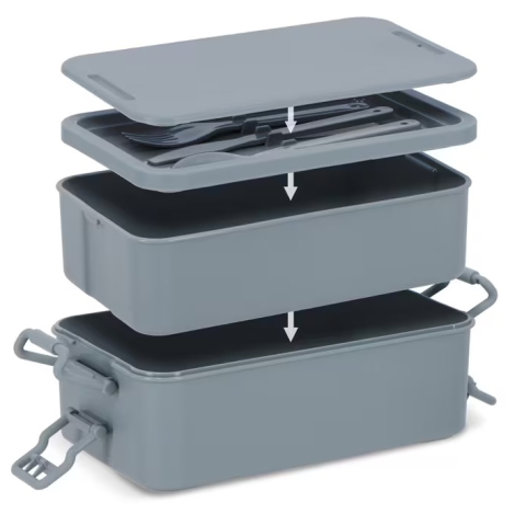 Vue éclatée de la lunch box avec deux compartiments, couvercle et couverts rangés à l’intérieur, sans personnalisation apparente