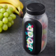 Boîte à lunch remplie de fruits et présentée fermée avec marquage visible sur le dessus. Boîte à lunch remplie de fruits et présentée fermée avec marquage visible sur le dessus.