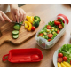 Lunch box ouverte remplie de salade sur un plan de travail avec couvercle posé à côté, sans personnalisation visible. Lunch box ouverte remplie de salade sur un plan de travail avec couvercle posé à côté, sans personnalisation visible.