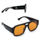 Paire de lunettes de soleil noires à verres teintés orange présentée de trois quarts, avec personnalisation visible sur la branc Paire de lunettes de soleil noires à verres teintés orange présentée de trois quarts, avec personnalisation visible sur la branc