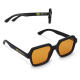 Lunettes de soleil noires à verres teintés orange présentées de trois quarts avec personnalisation visible sur les branches ; un Lunettes de soleil noires à verres teintés orange présentées de trois quarts avec personnalisation visible sur les branches ; un