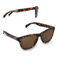 Lunettes de soleil à motif écaille avec verres teintés bruns présentées de trois quarts, personnalisation visible sur les branch Lunettes de soleil à motif écaille avec verres teintés bruns présentées de trois quarts, personnalisation visible sur les branch