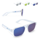 Lunettes de soleil transparentes avec verres miroir bleus présentées de trois quarts, personnalisation visible sur la branche ex Lunettes de soleil transparentes avec verres miroir bleus présentées de trois quarts, personnalisation visible sur la branche ex