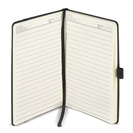 Carnet Ashira A5 ouvert montrant les pages lignées, le marque-page textile et le passant pour stylo intégré, sans personnalisati