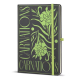 Carnet A5 à couverture rigide présenté fermé avec décor gravé en contraste sur la face avant et marquage visible. Carnet A5 à couverture rigide présenté fermé avec décor gravé en contraste sur la face avant et marquage visible.