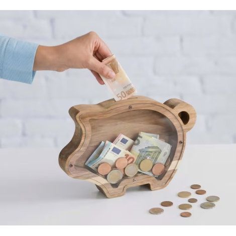 Tirelire en situation d’utilisation avec billets et pièces visibles à l’intérieur, sans personnalisation apparente.