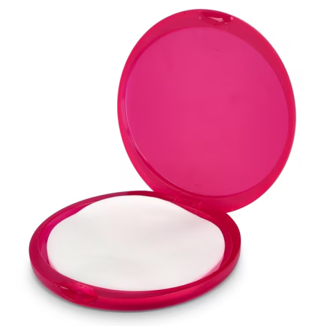 Boîtier rond rose translucide ouvert contenant des feuilles de savon.