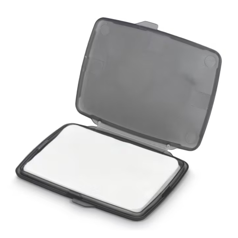 Boîtier rectangulaire fumé ouvert montrant les feuilles de savon rangées à l’intérieur, sans personnalisation visible sur le cou