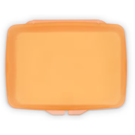 Vue de dessus d’un boîtier rectangulaire orange fermé, sans personnalisation visible sur la face supérieure.