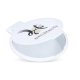 Petit miroir compact rond blanc entrouvert avec personnalisation visible sur le dessus du couvercle. Petit miroir compact rond blanc entrouvert avec personnalisation visible sur le dessus du couvercle.