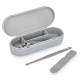 Boîtier de manucure gris ouvert avec coupe-ongles, lime métallique et cure-oreille présentés à côté, sans personnalisation visib