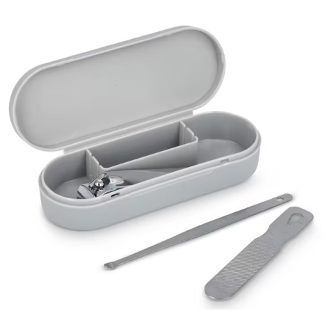 Boîtier de manucure gris ouvert avec coupe-ongles, lime métallique et cure-oreille présentés à côté, sans personnalisation visib