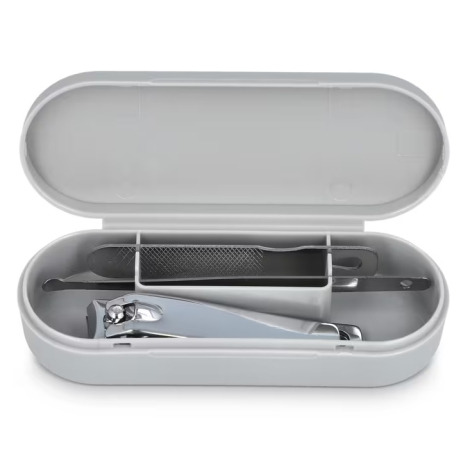 Vue de dessus du boîtier de manucure ouvert montrant les trois accessoires rangés dans les compartiments intérieurs.