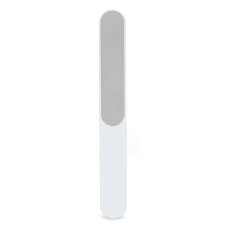 Vue de face d’une lime à ongles présentant la surface abrasive grise et une partie du manche blanc, sans personnalisation appare
