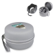 Étui de rangement rond gris fermé avec fermeture zippée et dragonne, présentant une personnalisation visible sur le dessus, acco