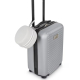 Étui de rangement gris accroché à la poignée télescopique d’une valise.