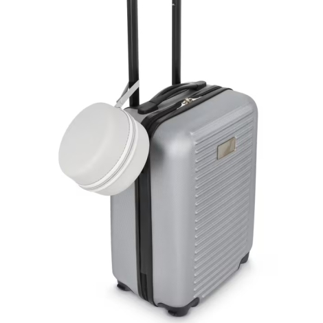 Étui de rangement gris accroché à la poignée télescopique d’une valise.
