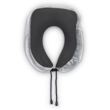 Vue arrière d’un oreiller de voyage gris à mémoire de forme avec intérieur noir et cordon de serrage réglable.