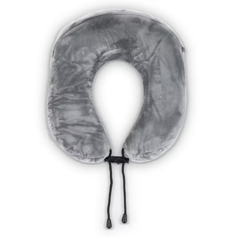 Vue de face d’un oreiller de voyage gris équipé d’un cordon de serrage réglable.