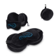 Masque de sommeil noir présenté devant sa housse de rangement ronde à fermeture zippée, avec personnalisation visible sur la fac
