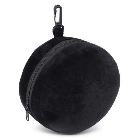 Housse de rangement ronde noire fermée avec mousqueton, sans marquage visible.