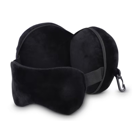 Masque de sommeil noir positionné devant sa housse de rangement ouverte.