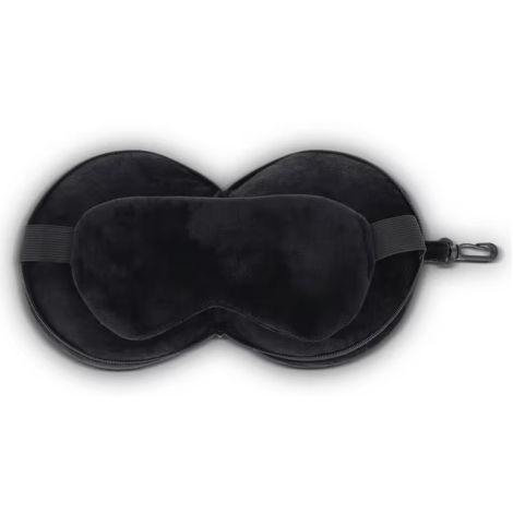 Vue de dessus d’un masque de sommeil noir posé sur sa housse ouverte, sans personnalisation visible sur la face présentée.