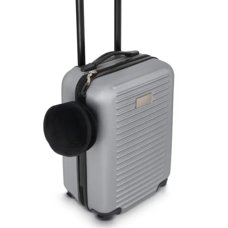 Housse de rangement ronde noire accrochée à la poignée télescopique d’une valise.