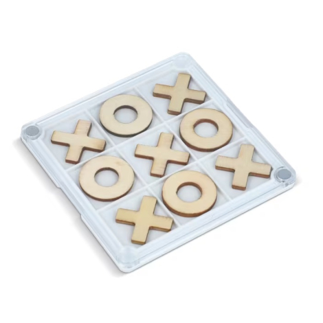 Plateau de jeu de morpion avec pièces en bois rangées sous le couvercle transparent.