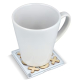 Sous-verre utilisé sous une tasse avec les pièces du jeu visibles sous la surface transparente.