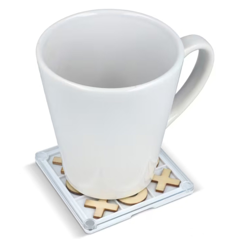 Sous-verre utilisé sous une tasse avec les pièces du jeu visibles sous la surface transparente.