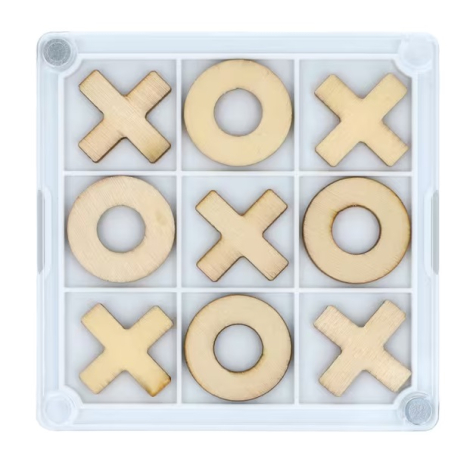 Vue de dessus du jeu de morpion avec les pièces en bois positionnées sur la grille.