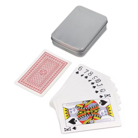 Sans marquage apparent, jeu de cartes au dos rouge présenté à côté du couvercle fermé de la boîte métallique.