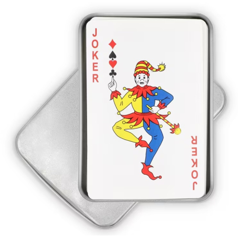 Jeu de cartes rangé dans une boîte métallique ouverte, présenté sans personnalisation visible.