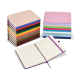 Assortiment des différents coloris du carnet Sora A5 avec un carnet ouvert au premier plan présentant les pages lignées, sans pe Assortiment des différents coloris du carnet Sora A5 avec un carnet ouvert au premier plan présentant les pages lignées, sans pe
