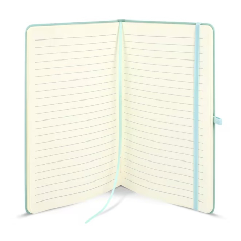 Carnet Sora A5 ouvert montrant les pages lignées, le ruban marque-page et la fermeture élastique, sans marquage apparent.